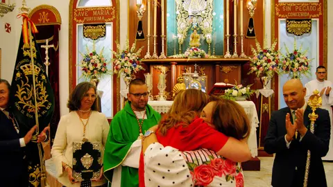 Momentos de emoci&oacute;n vividos ayer entre la hermana mayo saliente y entrante.