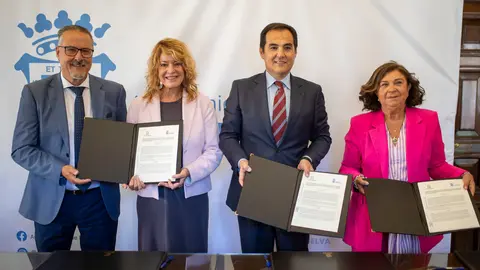Firma del convenio entre el Ayuntamiento de Huelva y la Junta de Andaluc&iacute;a.