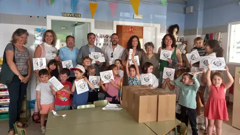 Participantes de la comunidad educativa junto al delegado territorial.