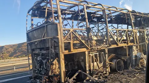 As&iacute; qued&oacute; el autob&uacute;s incendiado