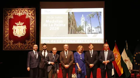 Todos los galardonados con el alcalde de La Palma, Manuel Garc&iacute;a F&eacute;lix
