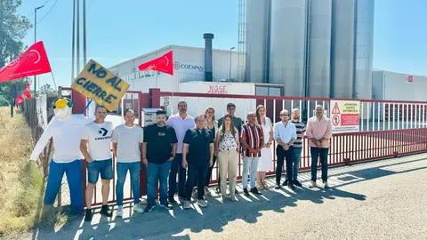 Reuni&oacute;n de los alcaldes y alcaldesas con los delegados sindicales de la empresa.