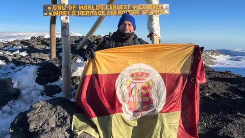 Vecino con la bandera de Trigueros. (Foto: Ayuntamiento)