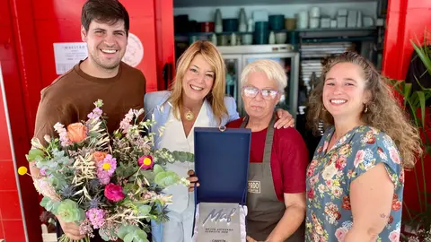El joven &Aacute;lvaro G&oacute;mez Gallardo ha recibido la visita de la alcaldesa de Huelva, Pilar Miranda.