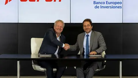 Firma del pr&eacute;stamo a Cepsa