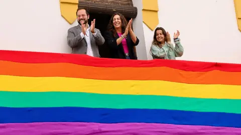 Loles L&oacute;pez, junto al alcalde de Beas