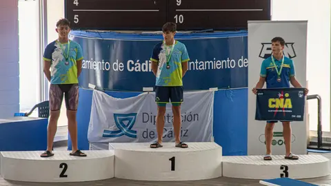 Los nadadores onubenses en el podio. Foto: Pepe Orube