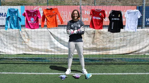 Sara Serrat Reyes anuncia su retirada junto a las camisetas de los equipos que ha defendido a lo largo de su carrera. Fuente: Facebook de Sara Serrat Reyes