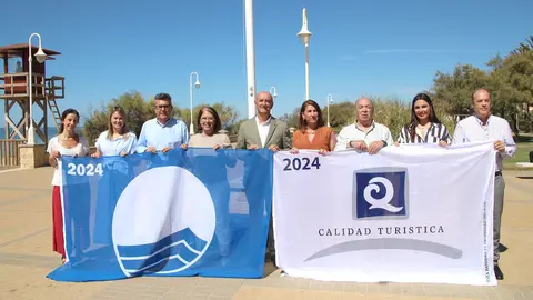 Representantes institucionales con los distintivos.