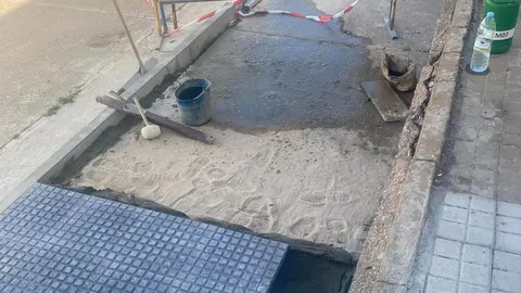 Imagen publicada por el vecino donde aparecen los trabajos que se acometen en la calle.