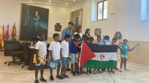 Los ni&ntilde;os saharauis fueron recibidos por una amplia representaci&oacute;n del Ayuntamiento.