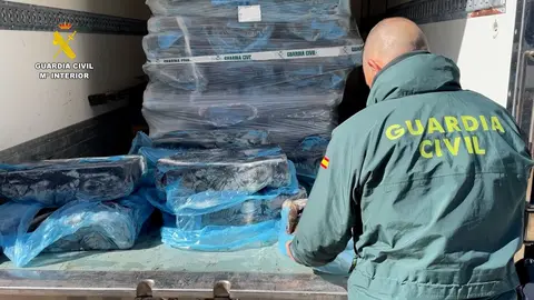 Guardia Civil con el pulpo recuperado