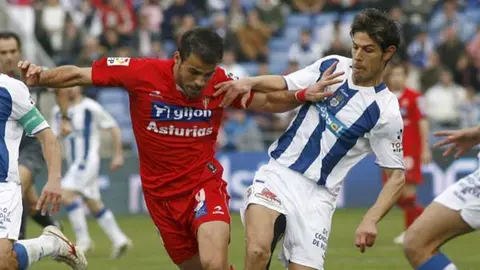 Rafa Barber en un partido contra el Real Sporting pugnando un esf&eacute;rico con Mate Bilic. Fuente: Twitter del Recreativo de Huelva