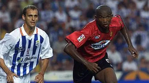 Mariano Pern&iacute;a junto a Samuel Eto'o en la final de la Copa del Rey en 2003. Fuente: Twitter oficial del Recreativo de Huelva