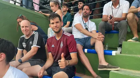 Dominic Thiem un recreativista m&aacute;s en las gradas del Real Club Recreativo de Tenis de Huelva. Fuente: Twitter de Guillermo Aceituno