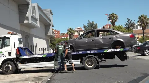 Retirada de un coche abandonado en la v&iacute;a p&uacute;blica.