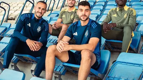 El Recre durante la presentaci&oacute;n de sus nuevos ch&aacute;ndales para la 24-25. Fuente: Twitter Recreativo de Huelva