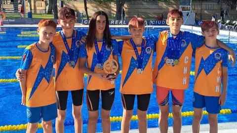 El equipo masculino con el trofeo