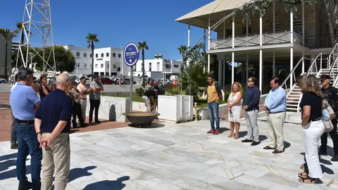 Minuto de silencio en el Ayuntamiento de Punta Umbr&iacute;a