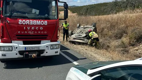 El coche se sali&oacute; de la v&iacute;a. Foto: Bomberos del Consorcio