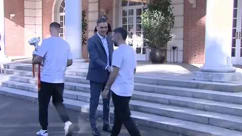 El jugador Dani Carvajal saluda al presidente del Gobierno, Pedro S&aacute;nchez.