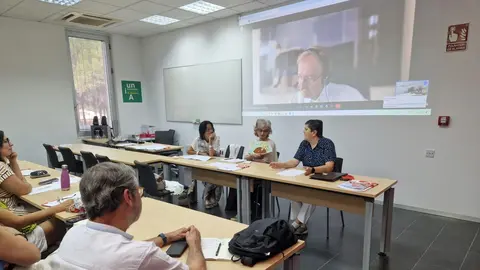 Mesa redonda sobre el papel de la mujer y la radio.