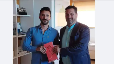 Entrega de la Gu&iacute;a al arquitecto y divulgador.