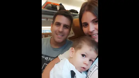 Neizan con su familia. Foto: Neizan, el Peque&ntilde;o Guerrero