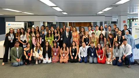 El presidente de la Fundaci&oacute;n &rdquo;la Caixa&rdquo;, Isidro Fain&eacute;, se ha reunido con los becarios de grado de la convocatoria de 2022 en Barcelona.