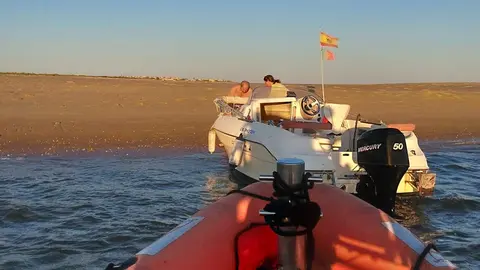 La embarcaci&oacute;n a la deriva fue remolcada