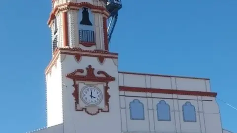 Reloj en la portada de las Fiestas Colombinas de Huelva 2024