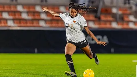 Elisha Sulola refuerza el Sporting de Huelva procedente del Valencia. Fuente: Instagram de Elisha Sulola