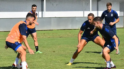Los jugadores del Decano durante un entrenamiento de esta pretemporada. Fuente: Twitter Recreativo de Huelva