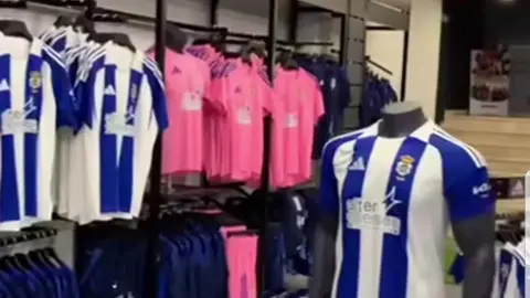 El Recre saca a la venta sus nuevas equipaciones. Fuente: Instagram Recreativo de Huelva