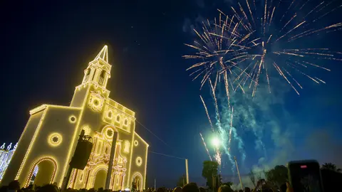 Fuegos artificiales junto a la portada de las Colombinas