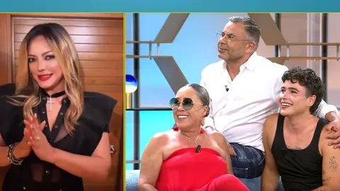 El influencer junto a su madre y el presentador recibiendo el mensaje de la cantante Merche. Fuente: Mediaset.