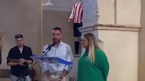 Rub&eacute;n G&aacute;lvez le pide matrimonio a su novia durante la presentaci&oacute;n de la pe&ntilde;a del Recre en su Aracena natal. Fuente: Twitter Recreativo de Huelva