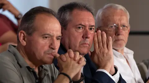Espadas con miembros de su Ejecutiva en el &uacute;ltimo Comit&eacute; Director celebrado recientemente. Fuente: PSOE-A.