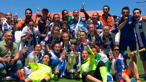 La plantilla del Sporting de Huelva celebra la Copa de la Reina conseguida en 2015. Fuente: Imagen de archivo