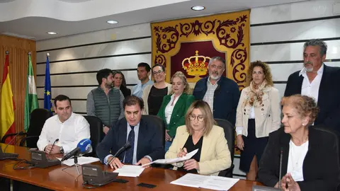 El alcalde de Punta Umbr&iacute;a, Jos&eacute; Carlos Hern&aacute;ndez Cansino, junto a concejales de la Corporaci&oacute;n Municipal.