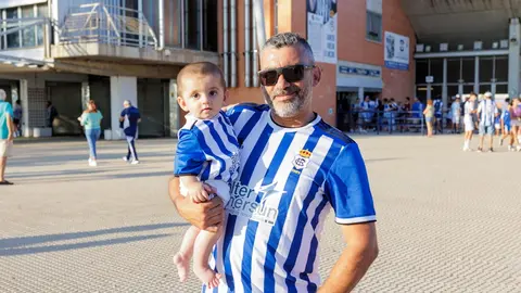 El aficionado m&aacute;s peque&ntilde;o del Recre posando