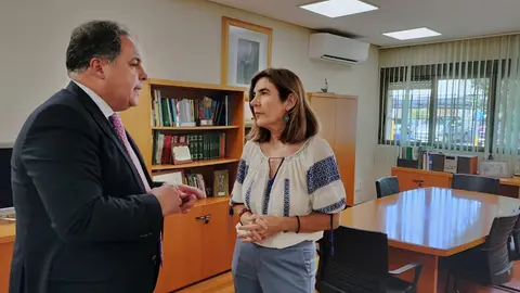 La consejera de Empleo junto al delegado territorial del ramo en Huelva, Juan Carlos Duarte.