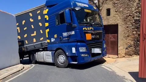 El cami&oacute;n ha quedado encajonado. Fuente: Prensa Huelva.