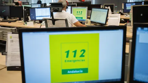 Una de las salas provinciales de Emergencias 112 Andaluc&iacute;a
