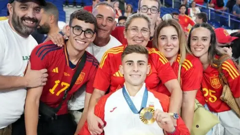 Ferm&iacute;n L&oacute;pez junto a su familia. Fuente: Instagram del jugador.