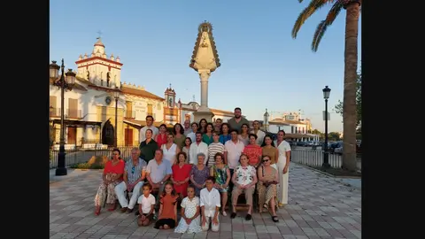 Foto de familia de los descendientes de Ana Valladolid en El Real del Roc&iacute;o.