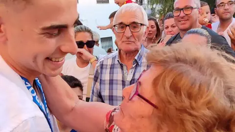 Ferm&iacute;n L&oacute;pez saluda a una paisana suya