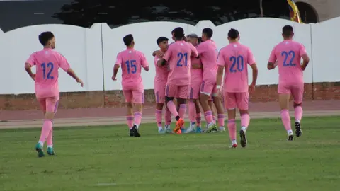 Los jugadores del Recre celebran el gol de Ra&uacute;l Navas, que les dio el pasado viernes 9 de agosto el triunfo contra el Sevilla Atl&eacute;tico en su vista a Isla Cristina. Fuente: Twitter Recreativo de Huelva