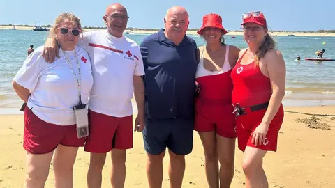 El presidente del Parlamento de Andaluc&iacute;a junto a los voluntarios de Cruz Roja en Nuevo Portil. Foto: Facebook Jes&uacute;s Aguirre.