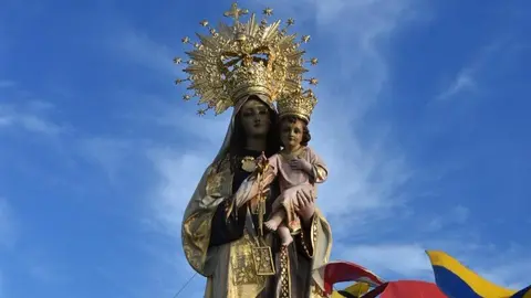 Virgen del Carmen de Punta Umbr&iacute;a en su procesi&oacute;n en barco